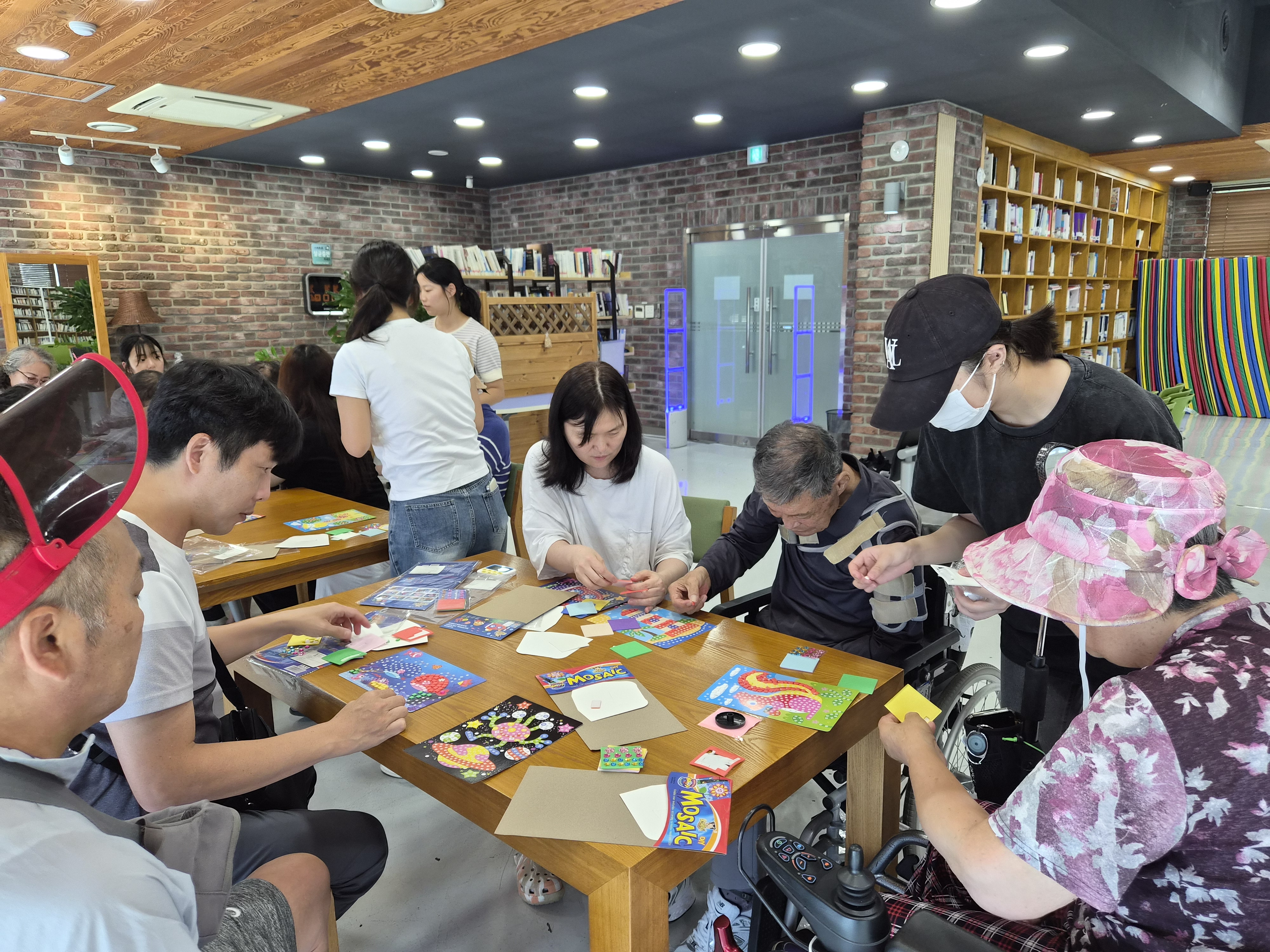 연수구 송도건강생활지원센터는 지난달 19일부터 26일까지 인천가톨릭대학교와 연계해 지역 장애인과 가족을 대상으로 소그룹 재활교실을 진행했다